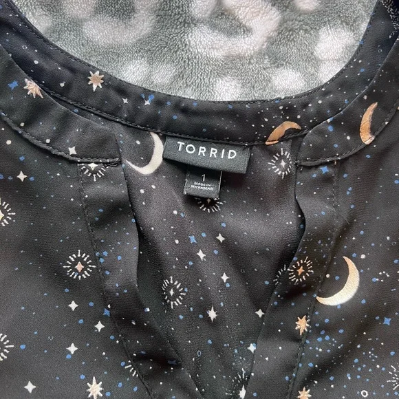 Torrid Celestial Moon & Star Print Chiffon V-Neck Blouse Black Gold Size 1 - Picture 6 of 8